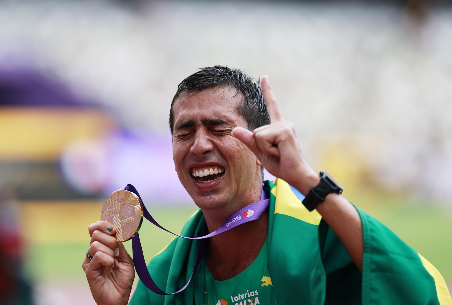 El brasileño Caio Bonfim, campeón del mundo de 20 kilómetros marcha en Tokio, confesó este sábado que perdió el anillo de boda en el kilómetro 3 de la prueba. EFE/EPA/MAST IRHAM