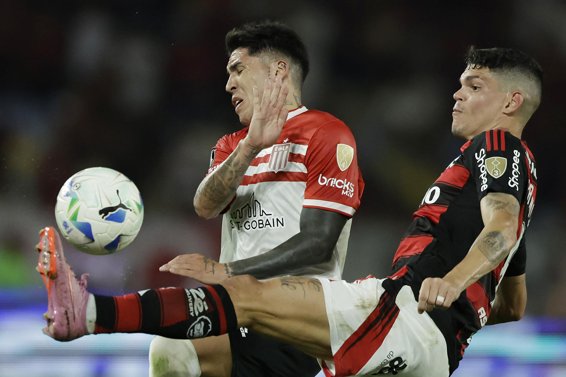 Ayrton Lucas (d), de Flamengo, en acción ante Facundo Farías, de Estudiantes, en el estadio Maracaná en Río de Janeiro (Brasil). EFE/André Coelho
