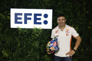 El español Toni Bou (Montesa Honda) durante la entrevista con EFE en Madrid. Bou sumó el pasado fin de semana su trigésimo octavo título mundial de trial, el último de ellos al aire libre, pero el piloto de Piera (Barcelona) sigue sin ver el final de su camino en la competición. EFE/ Sergio Perez