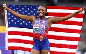 La estadounidense Melissa Jefferson-Wooden celebra si victoria en los 100 metros en los Mundiales de Tokio, Japón EFE/EPA/FRANCK ROBICHON