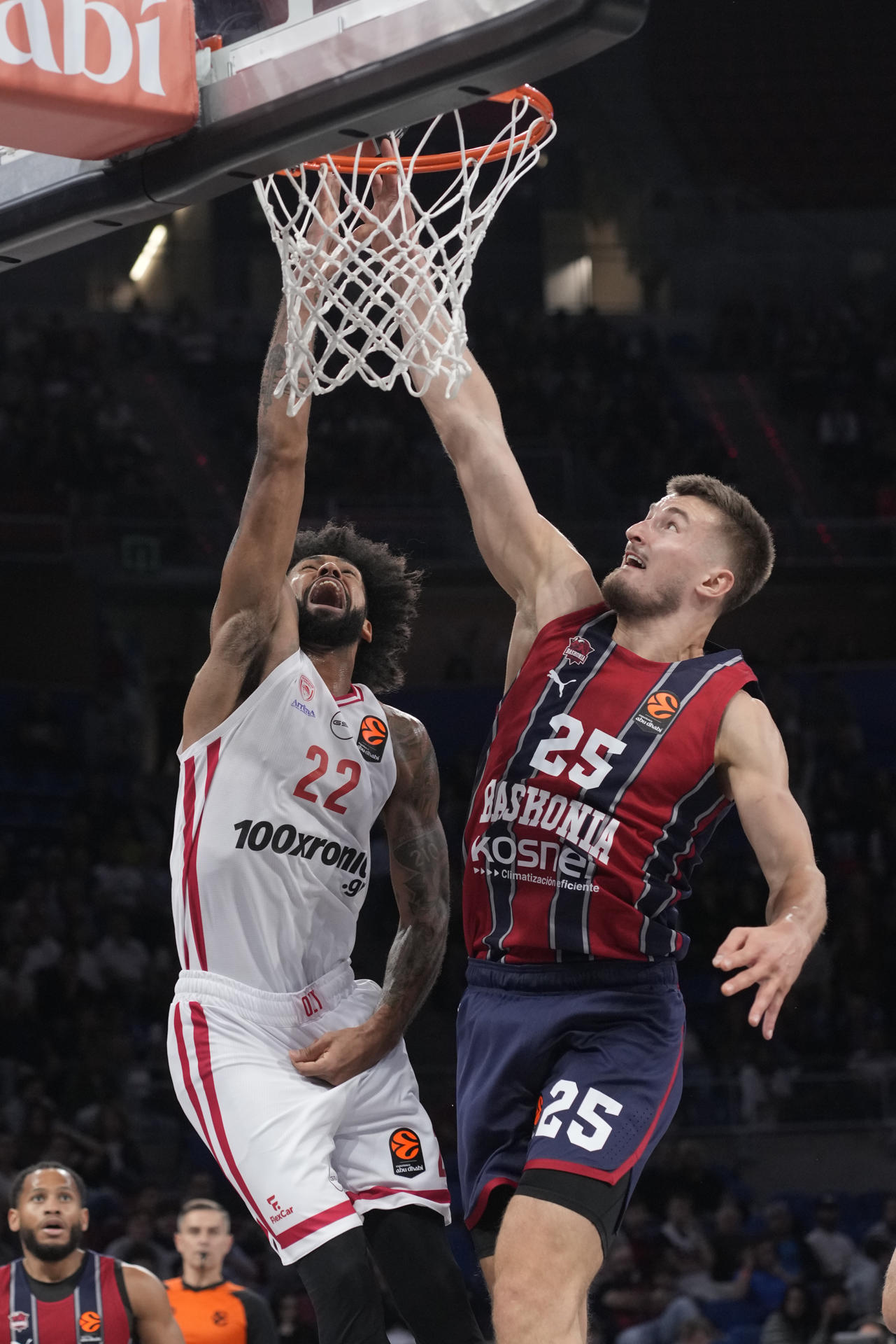El escolta de Olympiacos Tyler Dorsey (i) entra a canasta ante el pivot francés del Baskonia, Clement Frisch, durante el partido de la primera jornada de la EuroLiga que Baskonia y Olympiacos disputaron en el Fernando Buesa Arena de Vitoria. EFE/ Adrián Ruiz Hierro
