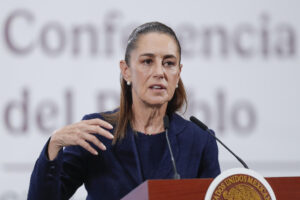 La presidenta de México, Claudia Sheinbaum, habla en una rueda de prensa este jueves, en el Palacio Nacional, de la Ciudad de México (México). EFE/ Isaac Esquivel