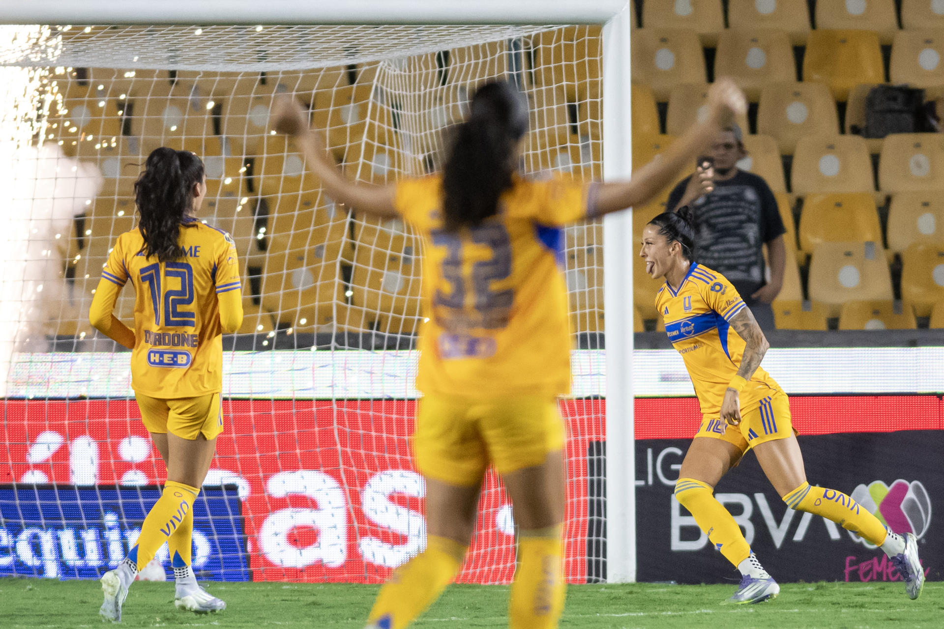 Jennifer Hermoso (d) de Tigres celebra un gol este domingo, en un partido de la Liga Femenil MX ante Rayadas en el Estadio Universitario, en Monterrey (México). EFE/Miguel Sierra