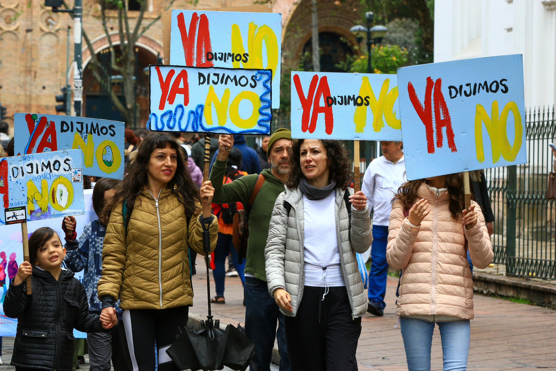 Personas muestran carteles durante una manifestación contra el proyecto minero Loma Larga este martes, en Cuenca (Ecuador). EFE/ Robert Puglla
