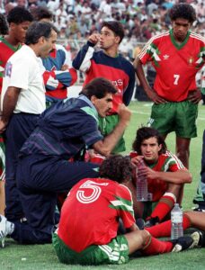 Fotografía de archivo del 30 de junio de 1991 en la que se ve a Carlos Queiroz (i), seleccionador de Portugal, y Luis Figo (d) durante la prórroga en la final del campeonato del mundo de fútbol sub'20 contra Brasil en el estadio de La Luz de Lisboa (Portugal). EFE/LUSA/ANTONIO COTRIM