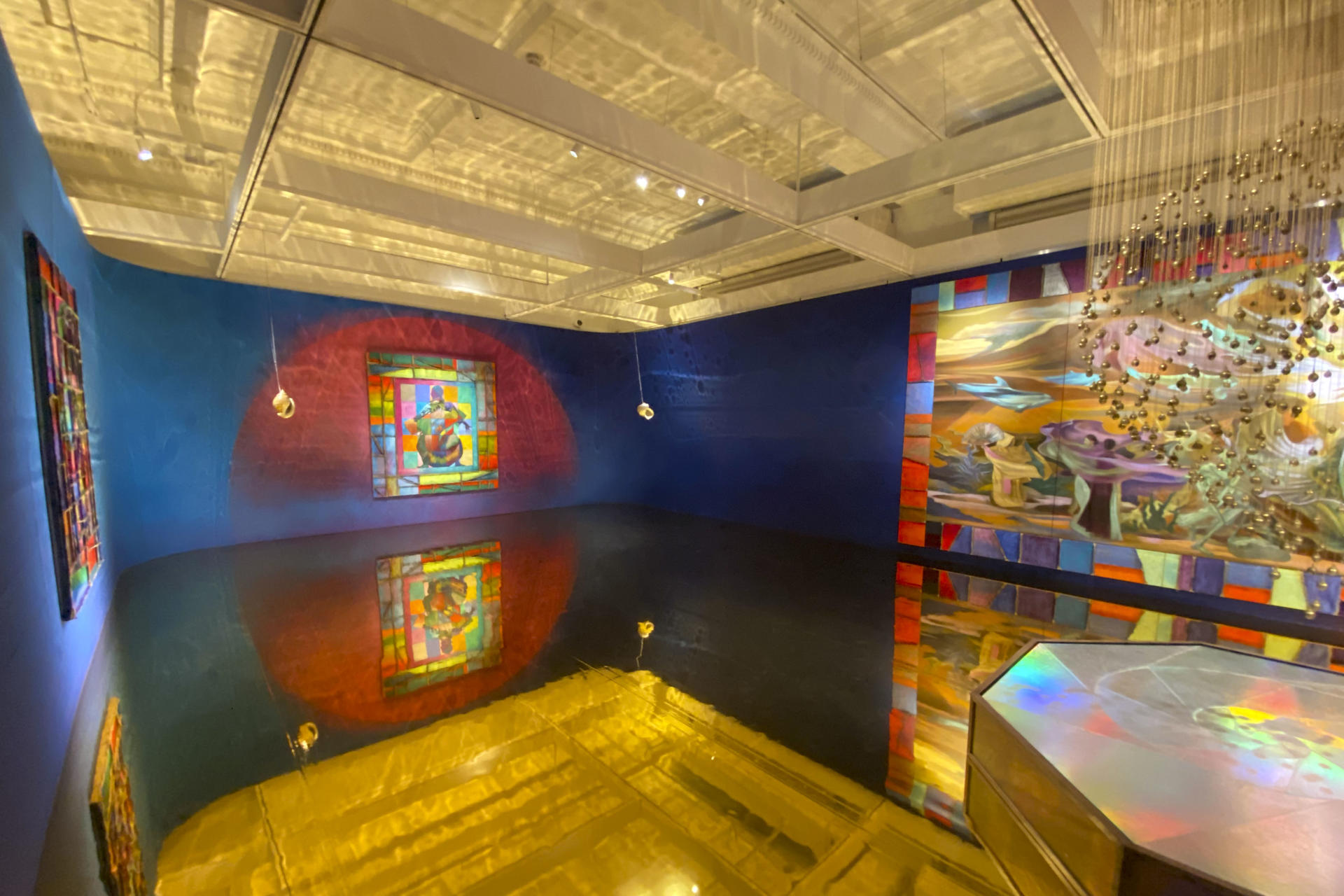 Obras de la artista coreano canadiense Zadie Xa que forman parte de su exhibición como finalista del prestigioso premio Turner de arte visual y que se muestran en la localidad británica de Bradford dentro de su programación como Ciudad de la Cultura del Reino Unido 2025.- EFE/ Miguel Salvatierra
