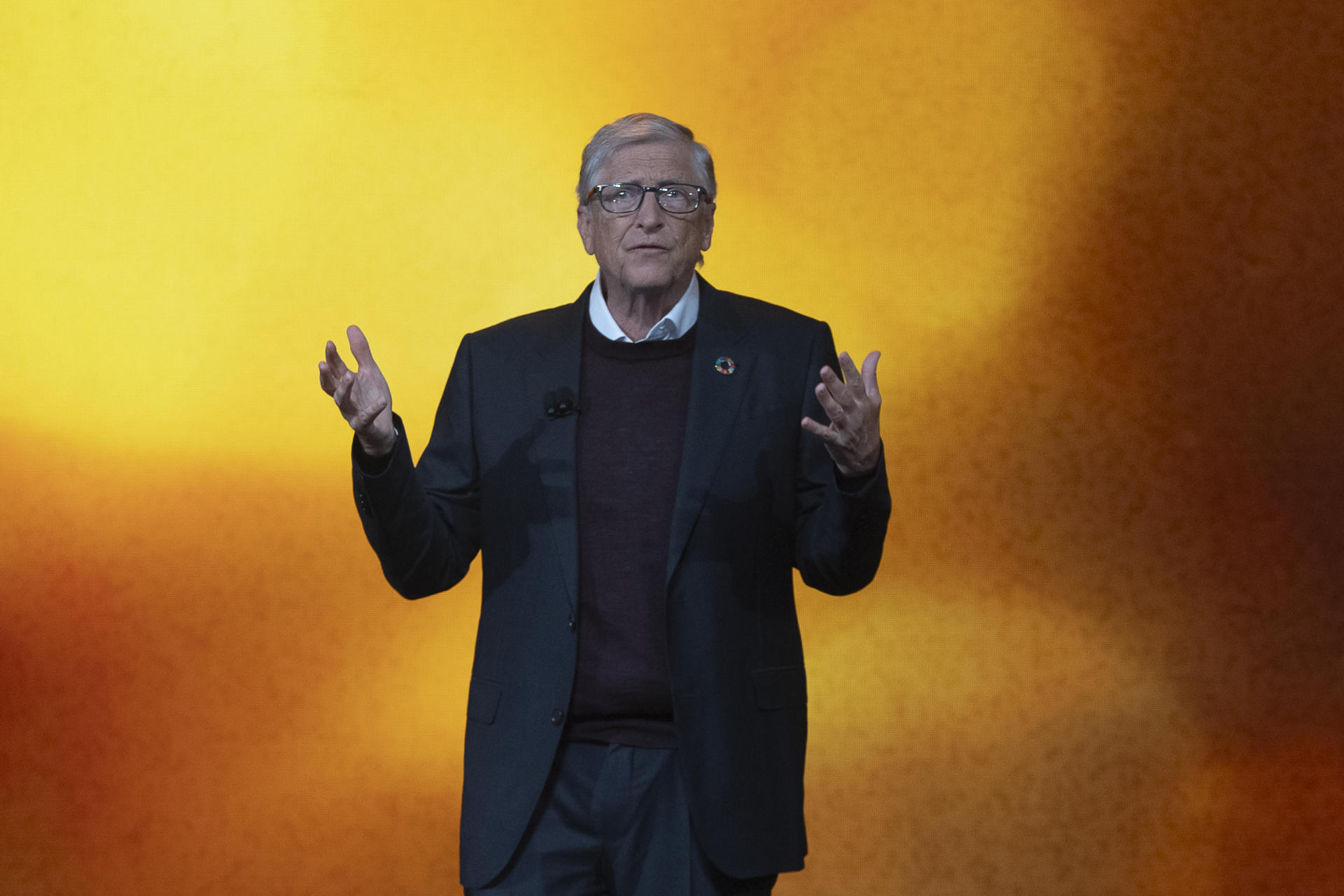 El magnate estadounidense Bill Gates, cofundador de Microsoft, habla durante los premios Goalkeeper 2025 este lunes, en Nueva York (Estados Unidos). EFE/Ángel Colmenares.
