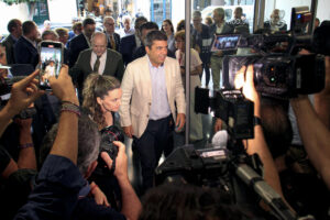 El president de la Generalitat, Carlos Mazón a su llegada a la inauguración del VII congreso del agua "Paisaje, patrimonio y medio ambiente". EFE/Pep Morell