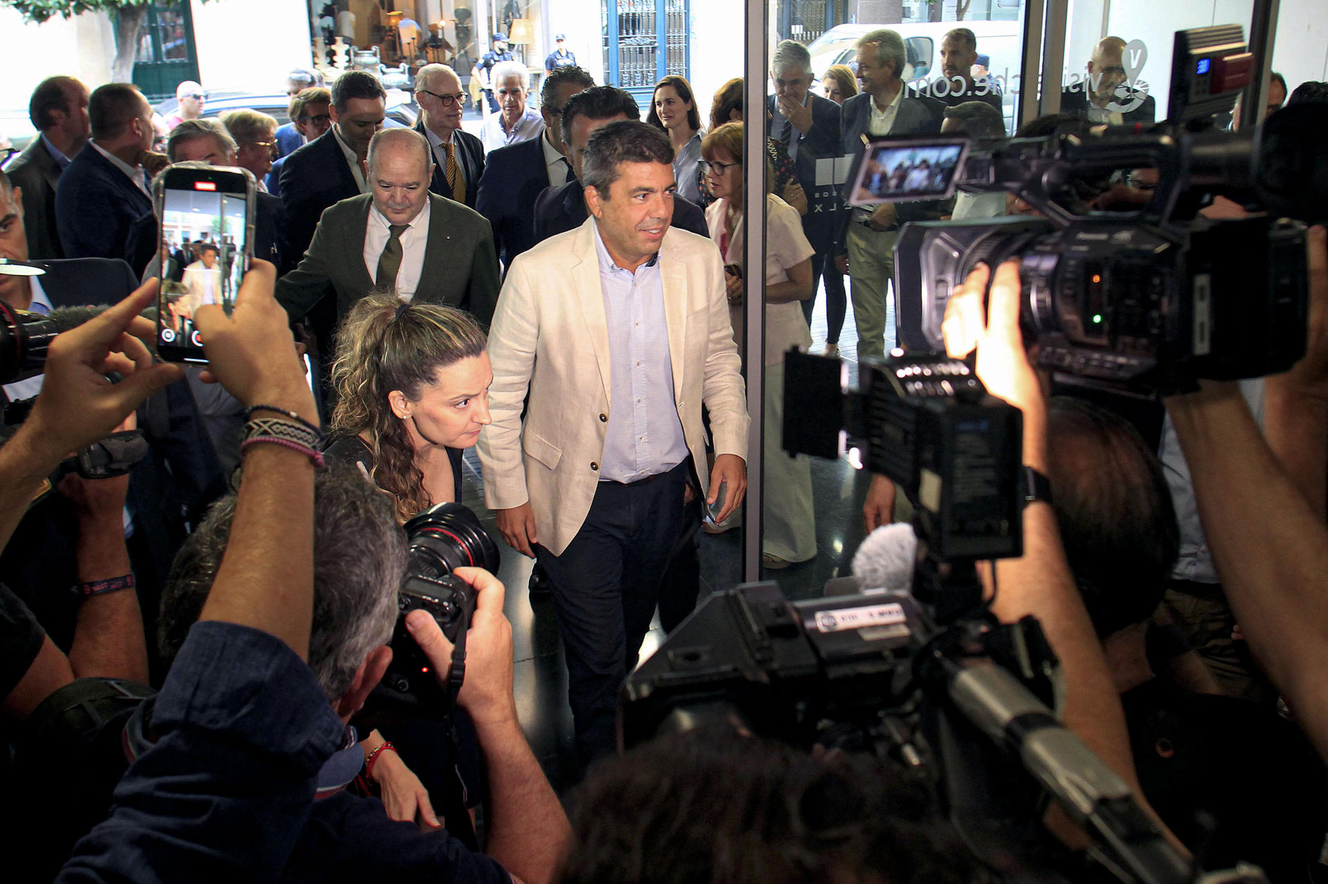 El president de la Generalitat, Carlos Mazón a su llegada a la inauguración del VII congreso del agua "Paisaje, patrimonio y medio ambiente". EFE/Pep Morell