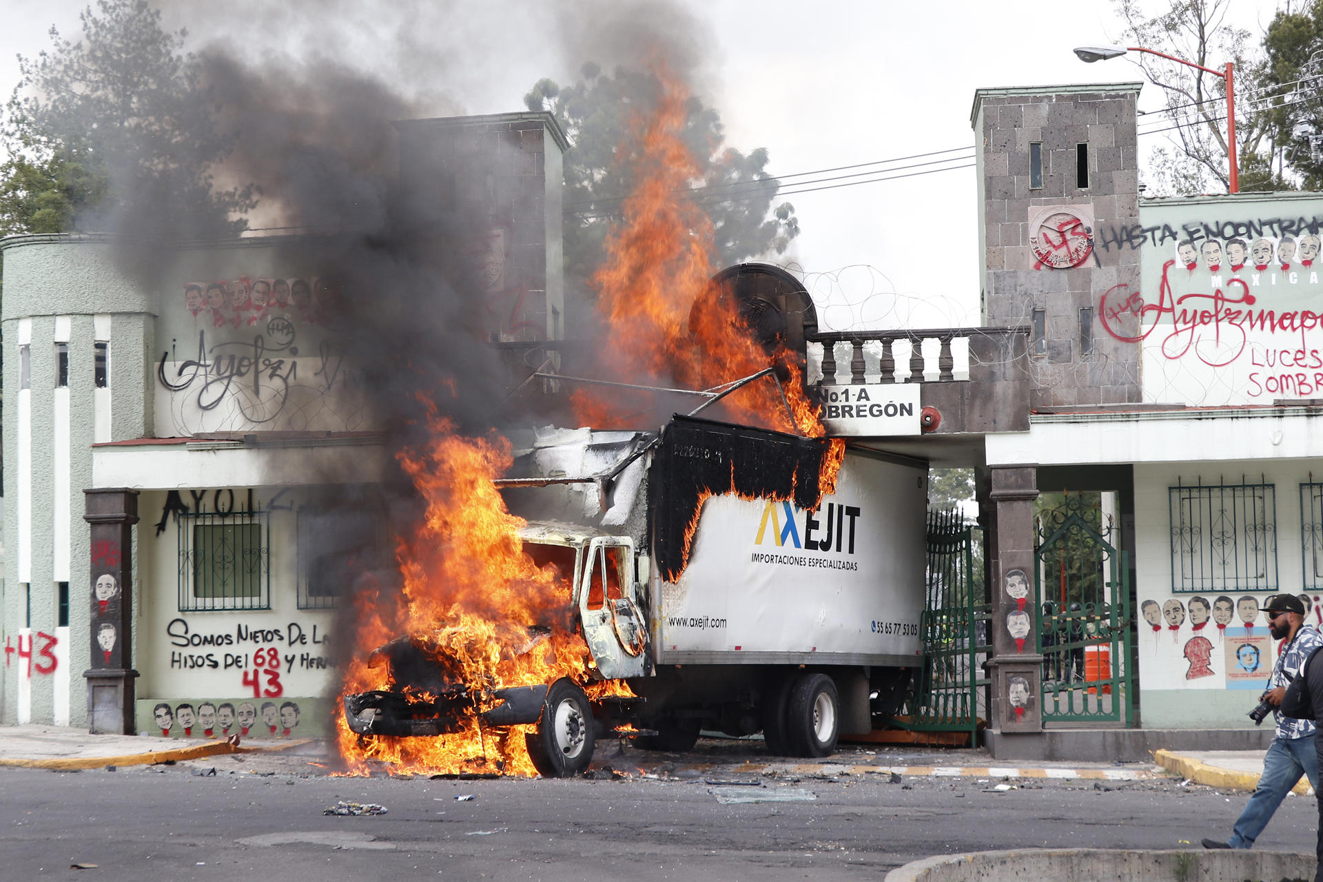 Fotografía de un camión vandalizado en las instalaciones del Campo Militar 1 durante una protesta este jueves, en la Ciudad de México (México). EFE/Mario Guzmán