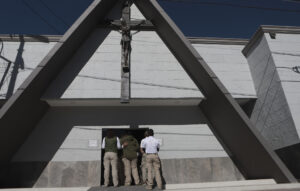 Imagen de archivo del exterior de una iglesia durante un funeral. EFE/ Luis Torres