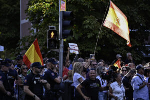 Varias personas se concentran ante el centro de menores de Hortaleza, en Madrid, a pesar de que la Delegación del Gobierno había prohibido la concentración convocada por Vox frente al centro de menores del distrito madrileño de Hortaleza, en el que residía el menor detenido este fin de semana como presunto autor de una violación a una menor. EFE/ Fernando Villar
