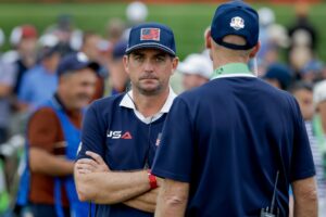 El capitán estadounidense Keegan Bradley (i) con el vicecapitán Jim Furyk (R) en el hoyo 16 durante las partidas de cuatro bolas de la tarde del sábado en la Copa Ryder de golf 2025, en Nueva York. EFE/EPA/ERIK S. LESSER