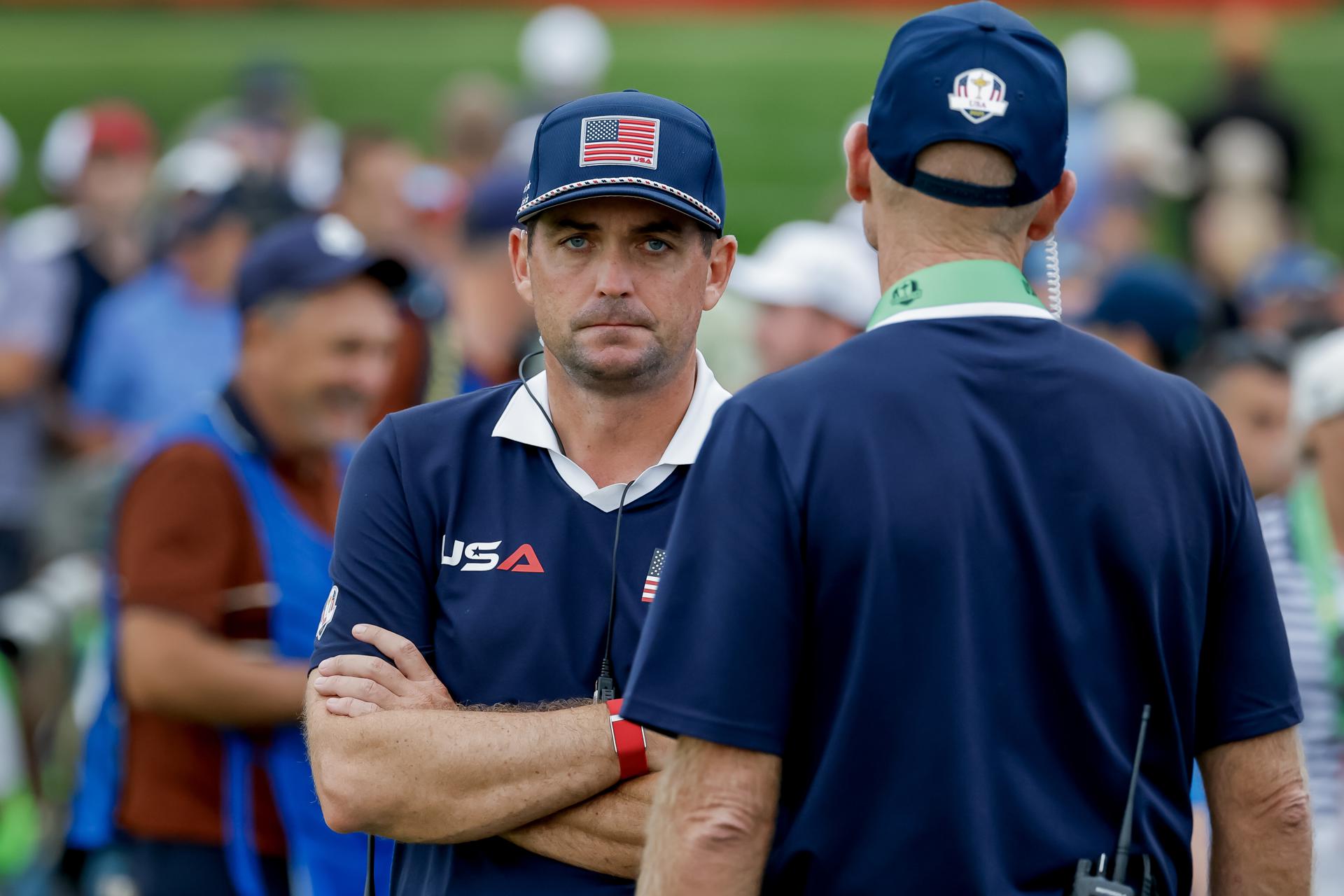 El capitán estadounidense Keegan Bradley (i) con el vicecapitán Jim Furyk (R) en el hoyo 16 durante las partidas de cuatro bolas de la tarde del sábado en la Copa Ryder de golf 2025, en Nueva York. EFE/EPA/ERIK S. LESSER