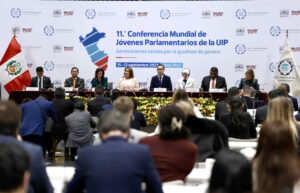 Fotografía cedida este jueves por el Congreso de Perú, que muestra a la mandataria, Dina Boluarte (c), hablando durante la undécima Conferencia Mundial de Jóvenes Parlamentarios, en Lima (Perú). EFE/ Congreso de Perú