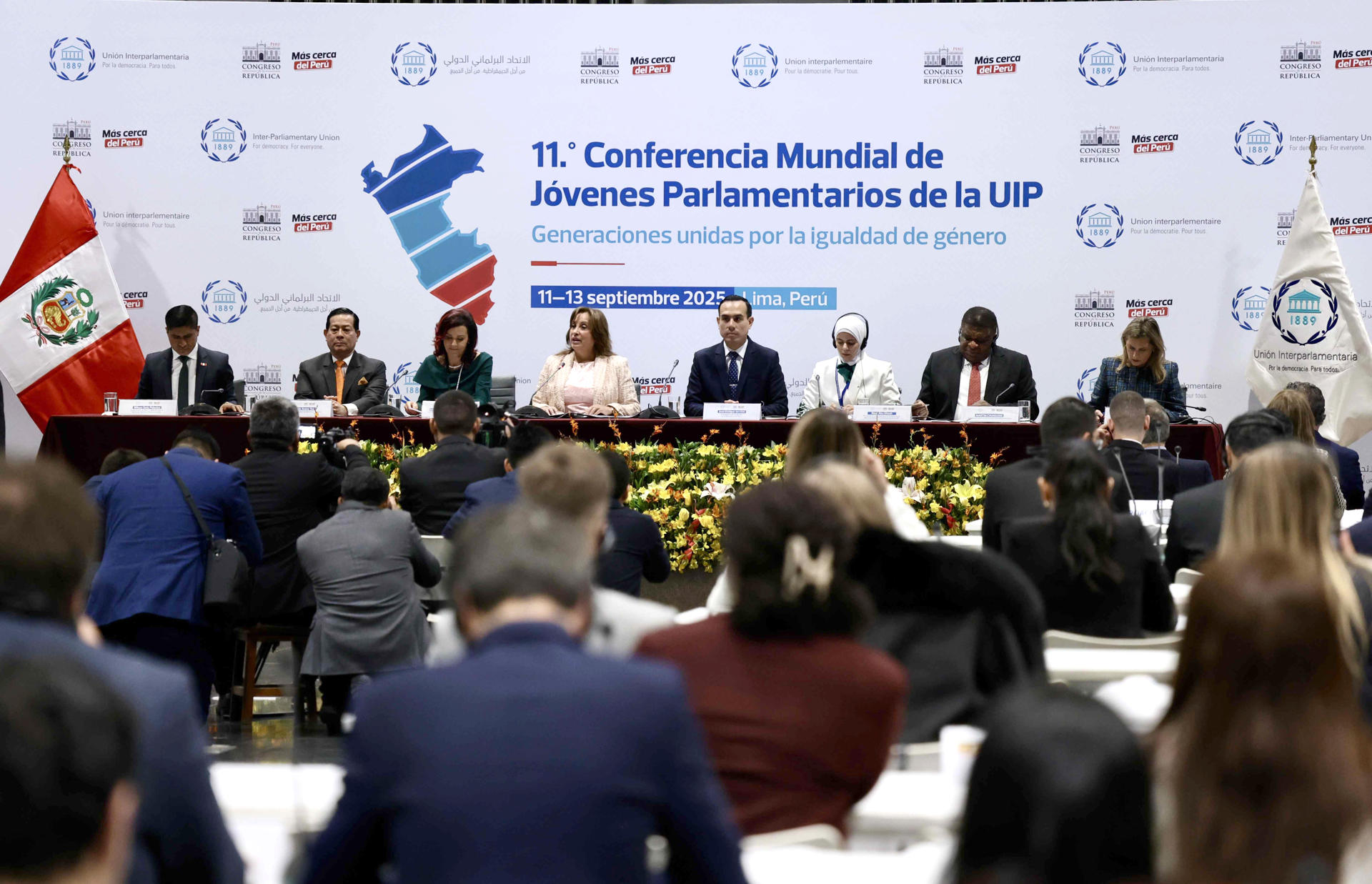 Fotografía cedida este jueves por el Congreso de Perú, que muestra a la mandataria, Dina Boluarte (c), hablando durante la undécima Conferencia Mundial de Jóvenes Parlamentarios, en Lima (Perú). EFE/ Congreso de Perú