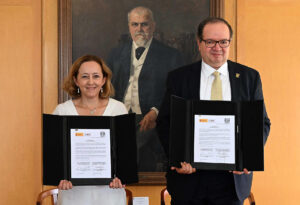 Fotografía cedida hoy, por Universidad Nacional Autónoma de México, de su rector Leonardo Lomelí (d) y la titular del Consejo Superior de Investigaciones Científicas de España (CSIC) Eloísa del Pino Matute posando durante la firma de un convenio en la Ciudad de México (México). EFE/Universidad Nacional Autónoma de México/SOLO USO EDITORIAL/NO VENTAS/SOLO DISPONIBLE PARA ILUSTRAR LA NOTICIA QUE ACOMPAÑA (CRÉDITO OBLIGATORIO)