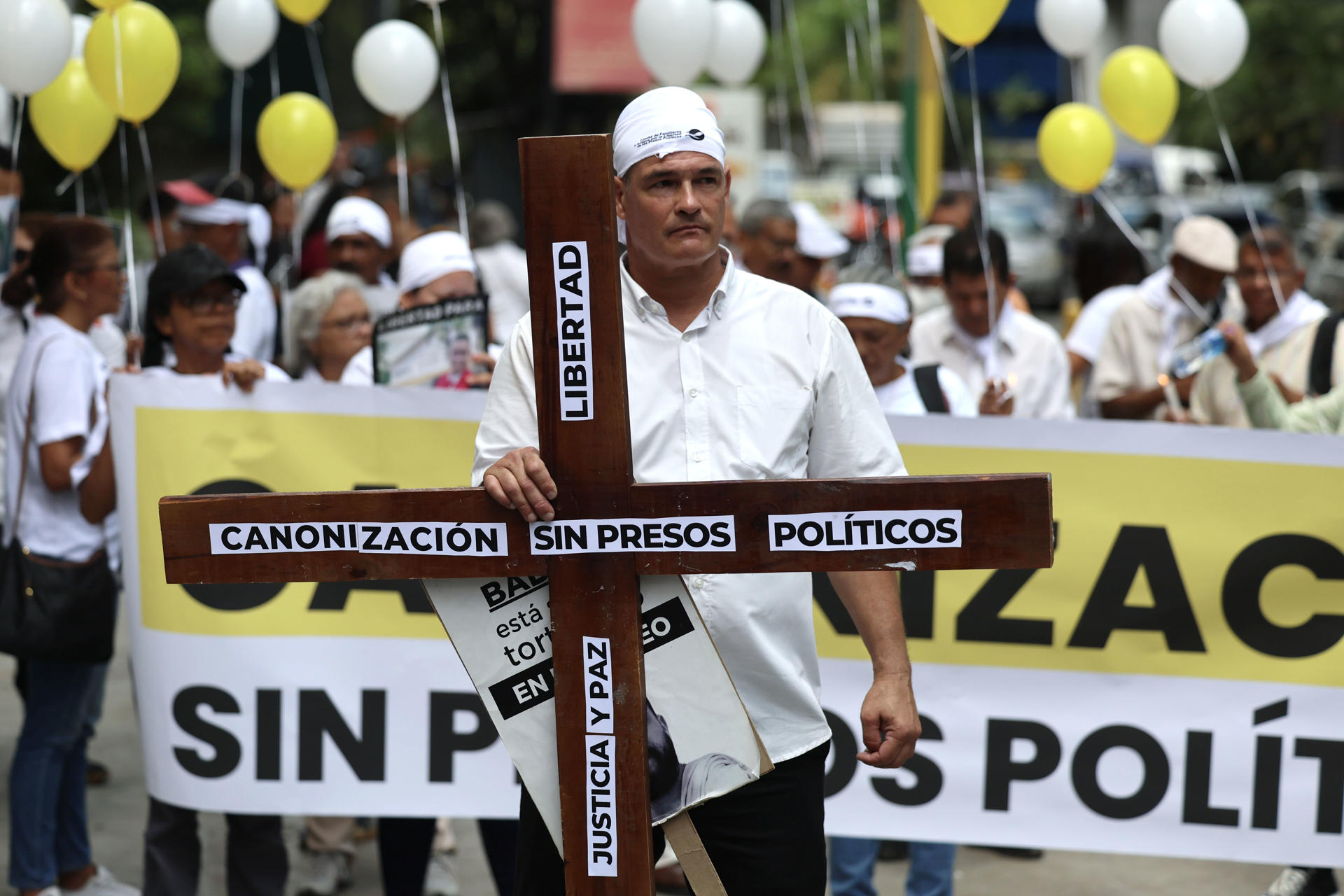Un hombre fue captado este viernes, 19 de septiembre, al protestar contra la detención de los presos políticos en Venezuela, frente a la embajada de Italia en Caracas. EFE/Miguel Gutiérrez