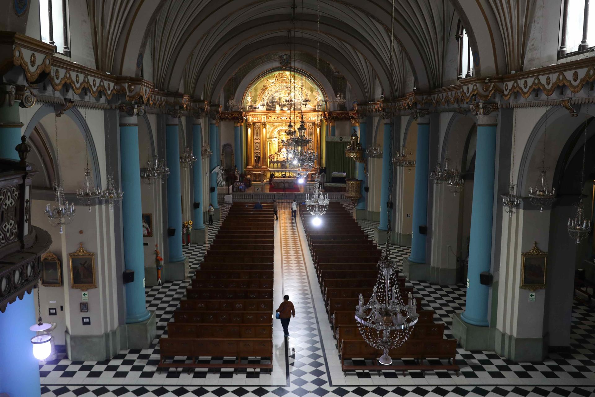 Personas caminan por los pasillos de la basílica de Santo Domingo este lunes, en Lima (Perú). EFE/ Paolo Aguilar