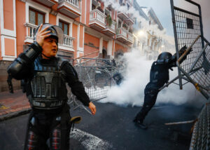 Un grupo de agentes de la Policía antimotines de Ecuador fue registrado el pasado 14 de septiembre, al enfrentarse con manifestantes, durante una marcha contra el Gobierno del presidente de Ecuador, Daniel Noboa, en Quito (Ecuador). EFE/José Jácome