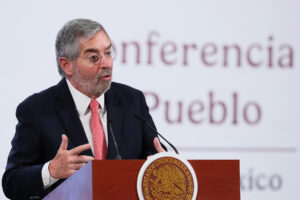 El canciller de México, Juan Ramón de la Fuente, habla durante una rueda de prensa este viernes, en el Palacio Nacional de Ciudad de México (México). EFE/Mario Guzmán