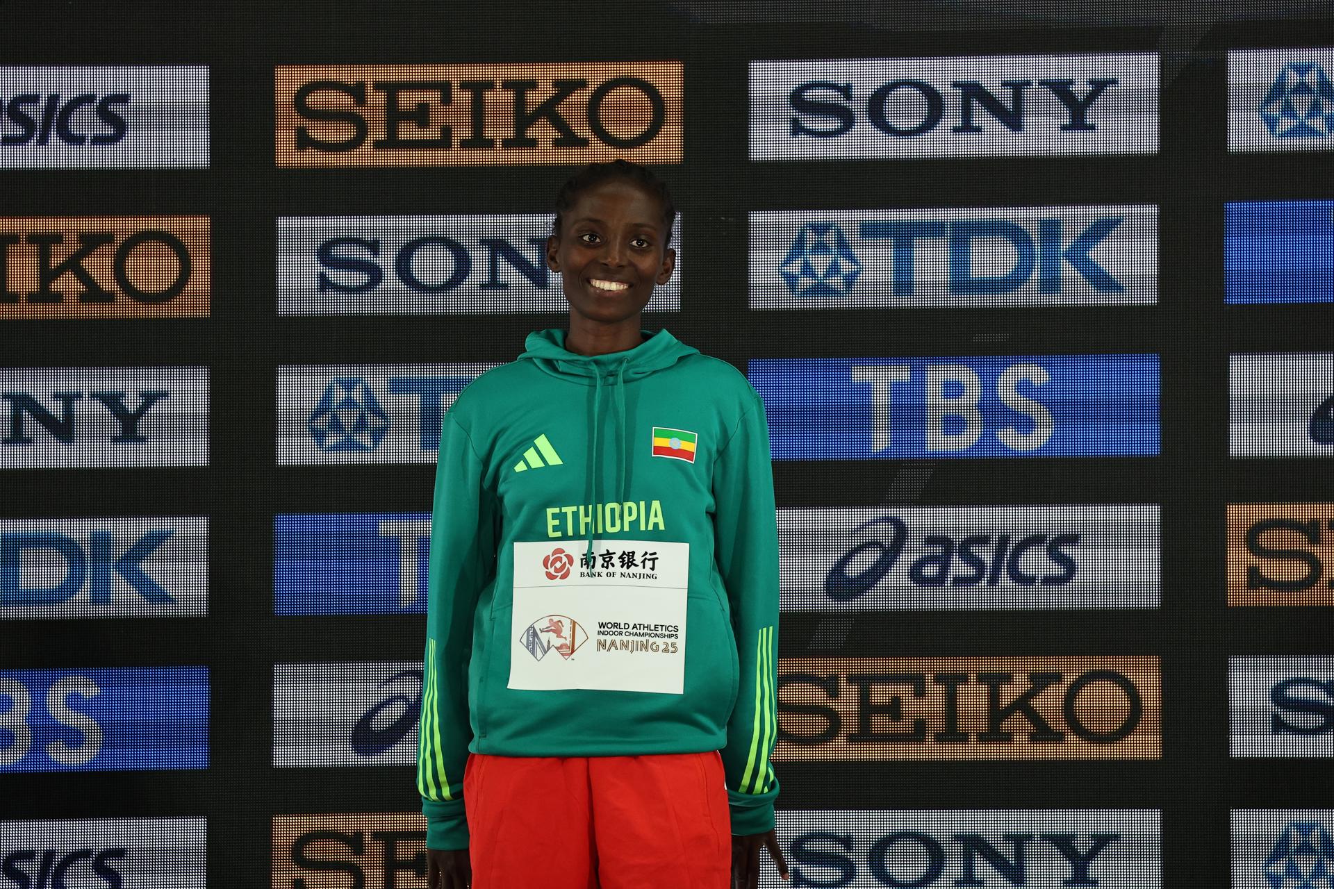 La etíope Diribe Welteji posa en el podio tras conquistar el segundo puesto en la prueba de 1500 m de los Mundiales en pista cubierta de Nanjing (China), el 23 de marzo de 2025. EFE/EPA/JESSICA LEE