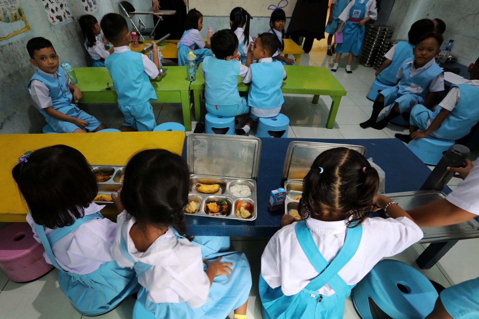 KEUTAPANG (Indonesia), 29/09/2025.- Alumnos de una escuela de Keutapang, Aceh Besar, Indonesia, comen alimentos gratuitos como beneficiarios de un programa gubernamental que continúa a pesar de los cerca de 6.000 casos de intoxicación alimentaria reportados por la Agencia Nacional de Nutrición. EFE/EPA/HOTLI SIMANJUNTAK