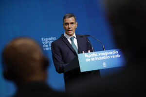 El presidente del Gobierno, Pedro Sánchez, pronuncia un discurso durante la clausura del acto ‘España, vanguardia de la industria verde’, en el que se hará oficial la adhesión de España a la alianza que impulsa el Foro Económico Mundial para descarbonizar sectores como la aviación y el transporte marítimo y por carretera, este lunes en Madrid. EFE/ Daniel González