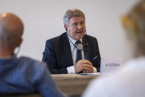 El presidente de la Comisión de Peticiones del Parlamento Europeo, Bogdan Rzonca, expone en rueda de prensa el balance de las reuniones que ha mantenido una delegación de eurodiputados en Gran Canaria y Tenerife durante tres días con responsables políticos, servicios de emergencia, colectivos de migrantes y miembros de las fuerzas de seguridad para conocer la situación migratoria en las islas. EFE/Ángel Medina G.