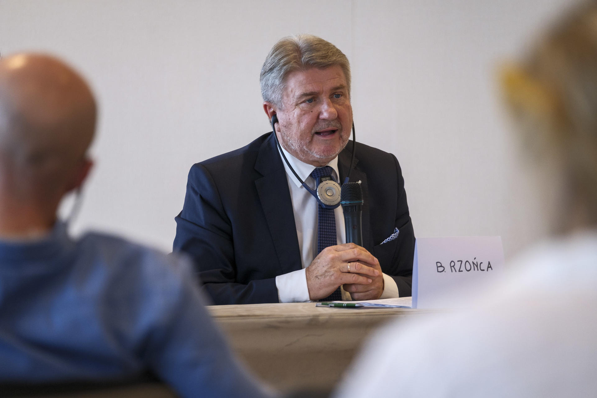 El presidente de la Comisión de Peticiones del Parlamento Europeo, Bogdan Rzonca, expone en rueda de prensa el balance de las reuniones que ha mantenido una delegación de eurodiputados en Gran Canaria y Tenerife durante tres días con responsables políticos, servicios de emergencia, colectivos de migrantes y miembros de las fuerzas de seguridad para conocer la situación migratoria en las islas. EFE/Ángel Medina G.