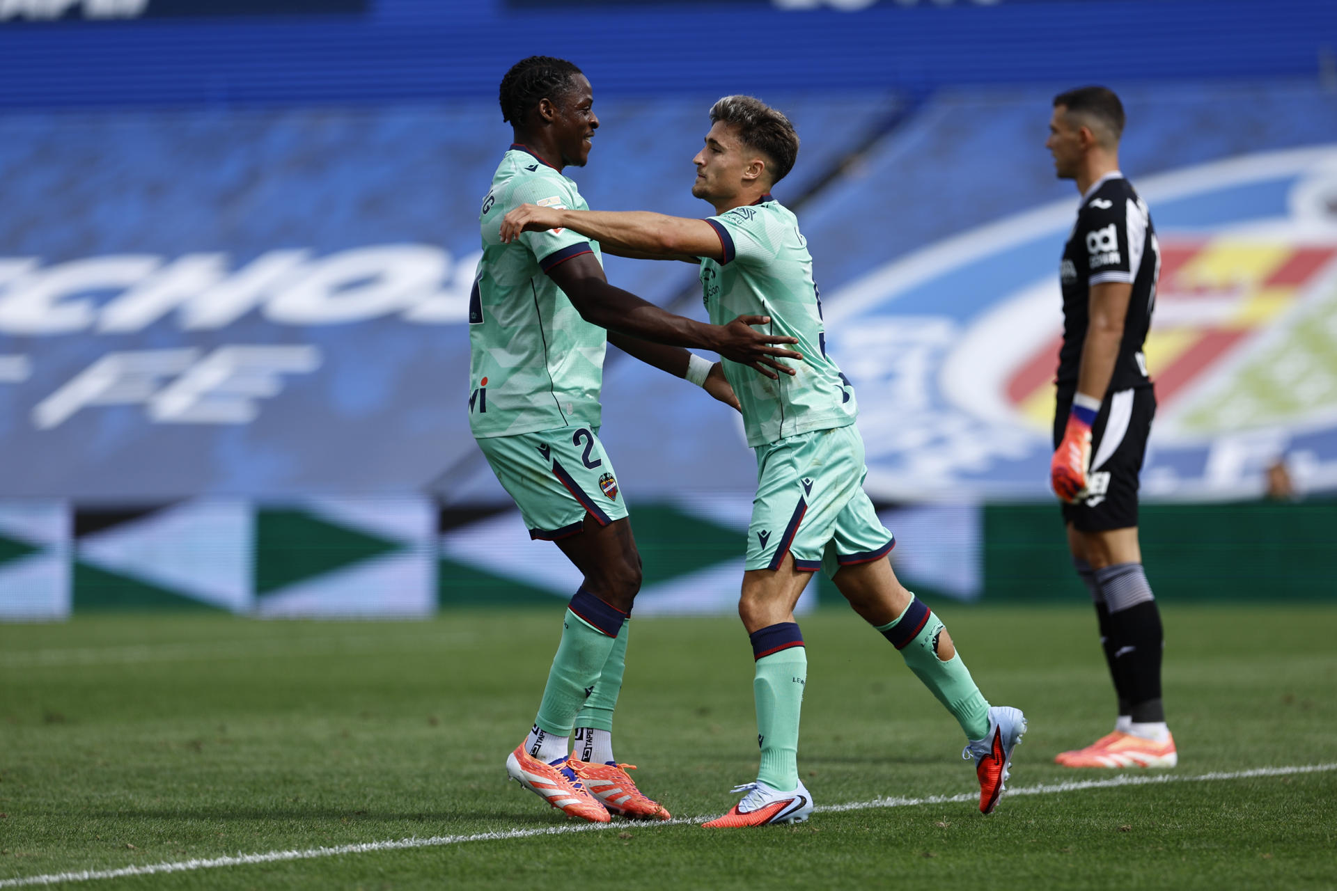El delantero del Levante Iván Romero (d) celebra su gol durante el partido de la jornada 7 de Liga que disputaron Getafe y Levante en el estadio Coliseum. EFE/Rodrigo Jiménez