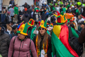 Hinchas de la selección de Bolivia hacen fila para ingresar al estadio Villa Ingenio, en El Alto (Bolivia). EFE/Esteban Biba