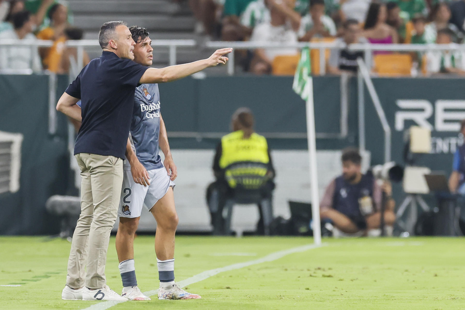 SEVILLA, 19/09/2025.- El entrenador de la Real Sociedad Sergio Francisco (i) durante el partido de la jornada 5 de LaLiga EA Sports entre el Real Betis y la Real Sociedad, este viernes en el estadio de La Cartuja, en Sevilla. EFE/ José Manuel Vidal