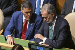 El presidente del Gobierno español, Pedro Sánchez, y el rey Felipe VI, asisten a la sesión de apertura del Debate General del 80º período de sesiones de la Asamblea General de Naciones Unidas, este martes en Nueva York. EFE/ Borja Puig De La Bellacasa /Pool Moncloa