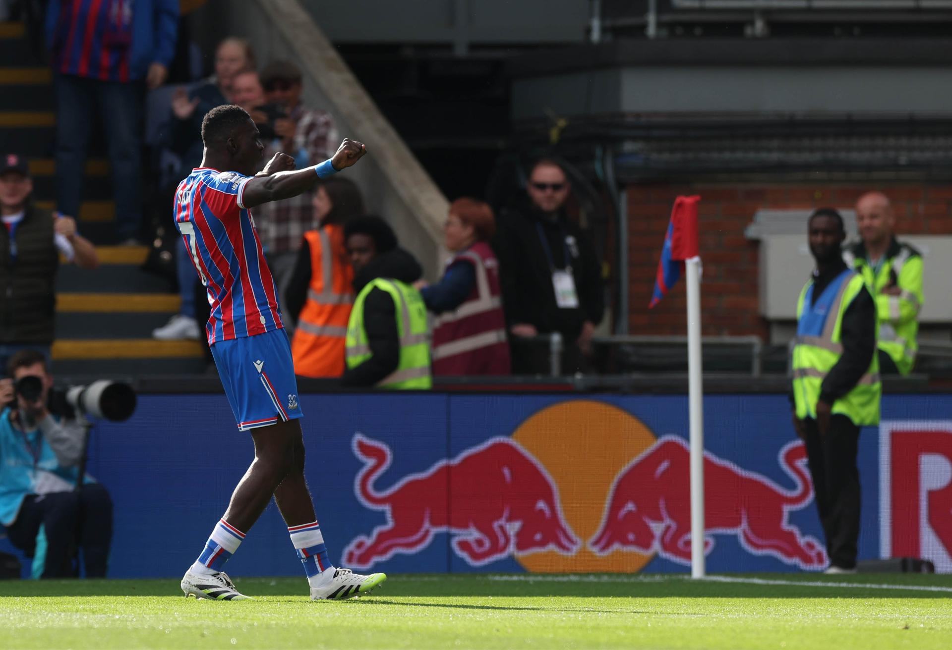 El jugador del Crystal Palace Ismaïla Sarr celebra el 1-0 durante el partido que han jugado Crystal Palace y Liverpool FC, en Londres, Reino Unido. EFE/EPA/NEIL HALL