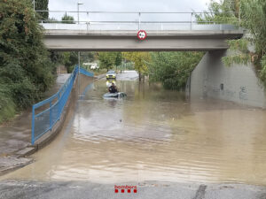Fotografia pubicada por Bombers Generalitat de Cataluña en su cuenta oficial de X de un vehículo atrapado en C/ de la Metalurgia Vilanova del Camí por las intensas lluvias que caen este domingo en Cataluña. Las lluvias que afectan Cataluña han dejado por ahora 106,6 litros por metro cuadrado en Montserrat, y en Marganell, un municipio situado en la falda de la montaña, se han tenido que cortar las carreteras locales BP-1103 y BP-1121 por desprendimientos, según fuentes del Servei Català del Trànsit. EFE/Bombers Generalitat de Cataluña SOLO USO EDITORIAL/SOLO DISPONIBLE PARA ILUSTRAR LA NOTICIA QUE ACOMPAÑA (CRÉDITO OBLIGATORIO)