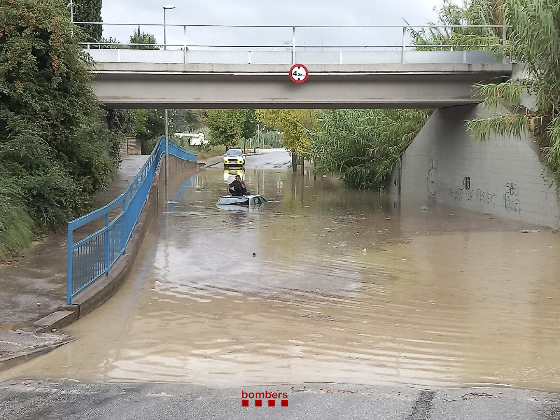 Fotografia pubicada por Bombers Generalitat de Cataluña en su cuenta oficial de X de un vehículo atrapado en C/ de la Metalurgia Vilanova del Camí por las intensas lluvias que caen este domingo en Cataluña. Las lluvias que afectan Cataluña han dejado por ahora 106,6 litros por metro cuadrado en Montserrat, y en Marganell, un municipio situado en la falda de la montaña, se han tenido que cortar las carreteras locales BP-1103 y BP-1121 por desprendimientos, según fuentes del Servei Català del Trànsit. EFE/Bombers Generalitat de Cataluña SOLO USO EDITORIAL/SOLO DISPONIBLE PARA ILUSTRAR LA NOTICIA QUE ACOMPAÑA (CRÉDITO OBLIGATORIO)