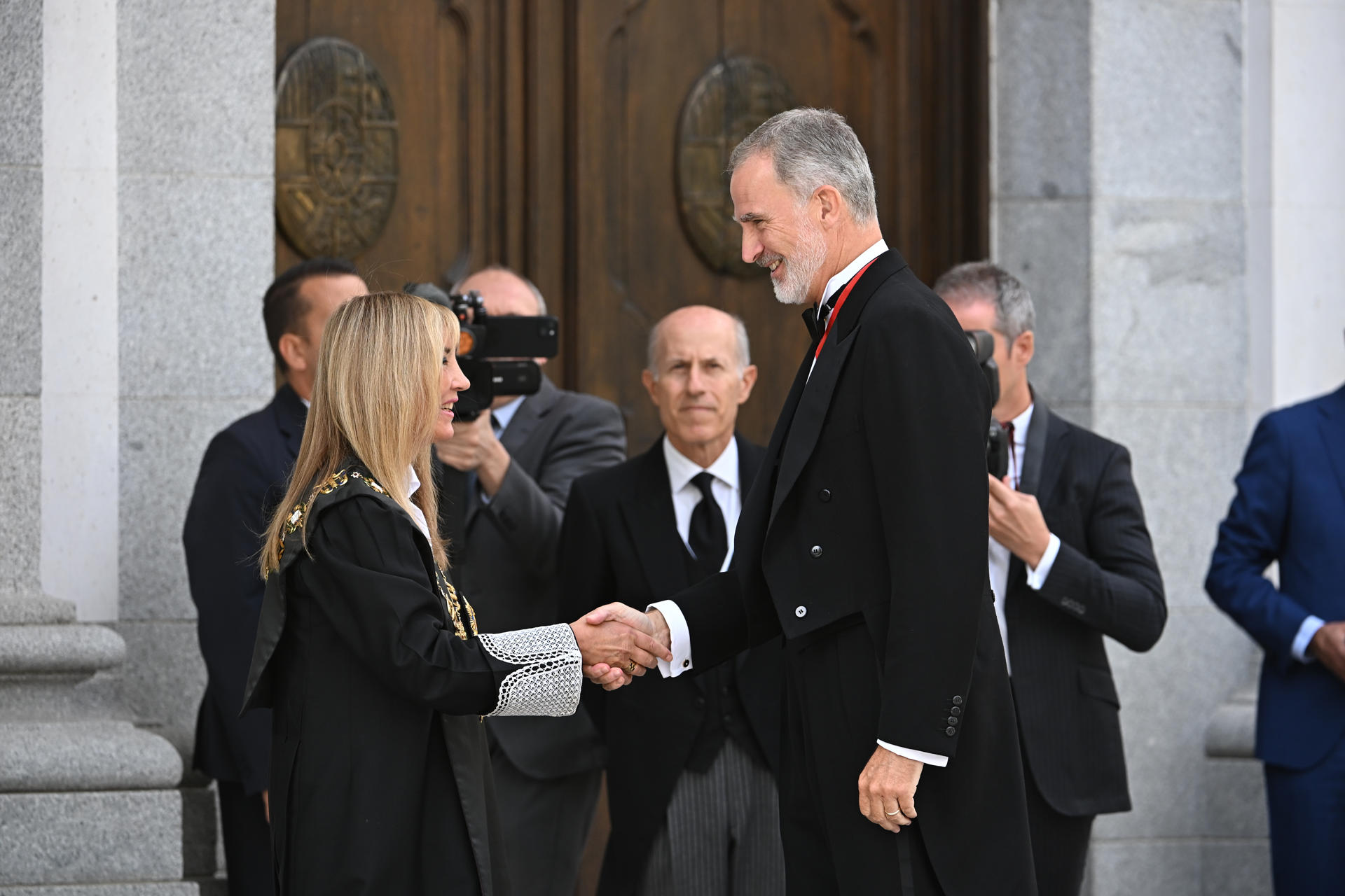 Felipe VI es recibido por la presidenta del Tribunal Supremo y el Consejo General del Poder Judicial (CGPJ), Isabel Perelló (i), a su llegada este viernes al Tribunal Supremo para presidir el tradicional acto de apertura del año judicial presidido por el rey. EFE/Fernando Villar