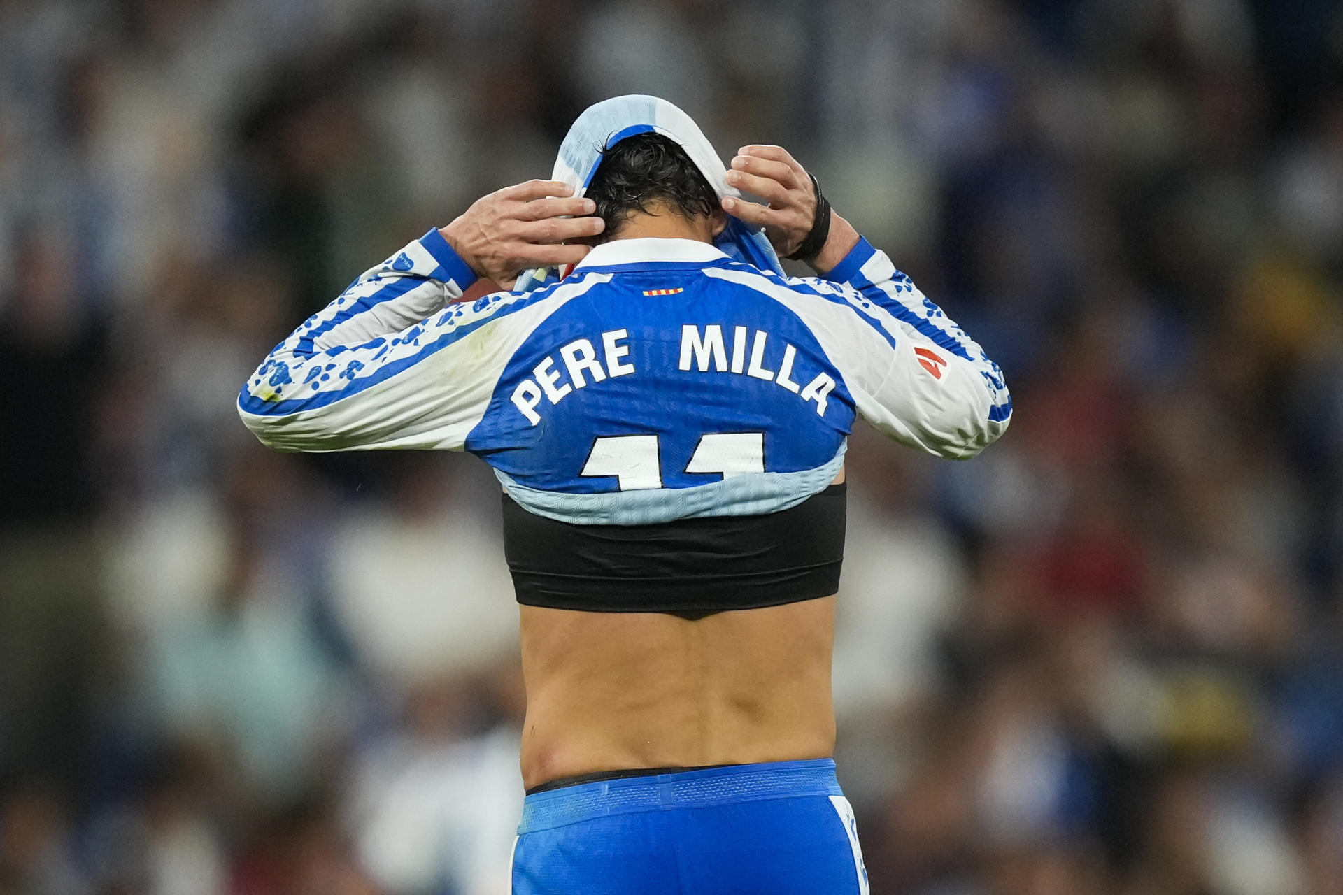El delantero del Espanyol Pere Milla abandona el terreno de juego tras recibir tarjeta roja directa, durante el partido de la cuarta jornada de LaLiga de fútbol que RCD Espanyol y RCD Mallorca disputan este lunes en el RCDE Stadium, en Cornellá. EFE/Enric Fontcuberta
