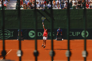 El español Jaume Munar ante el danés Elmer Moeller, durante el partido de la segunda ronda clasificatoria de la Copa Davis, este sábado en el club de tenis Puente Romano en Marbella. EFE/ Jorge Zapata