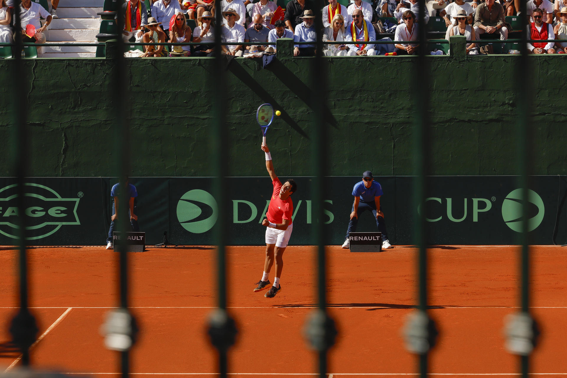 El español Jaume Munar ante el danés Elmer Moeller, durante el partido de la segunda ronda clasificatoria de la Copa Davis, este sábado en el club de tenis Puente Romano en Marbella. EFE/ Jorge Zapata