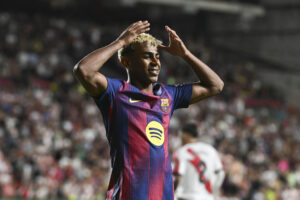 El delantero del FC Barcelona Lamine Yamal celebra colocándose sobre la cabeza una imaginaria corona, tras marcar ante el Rayo Vallecano. EFE/Fernando Villar
