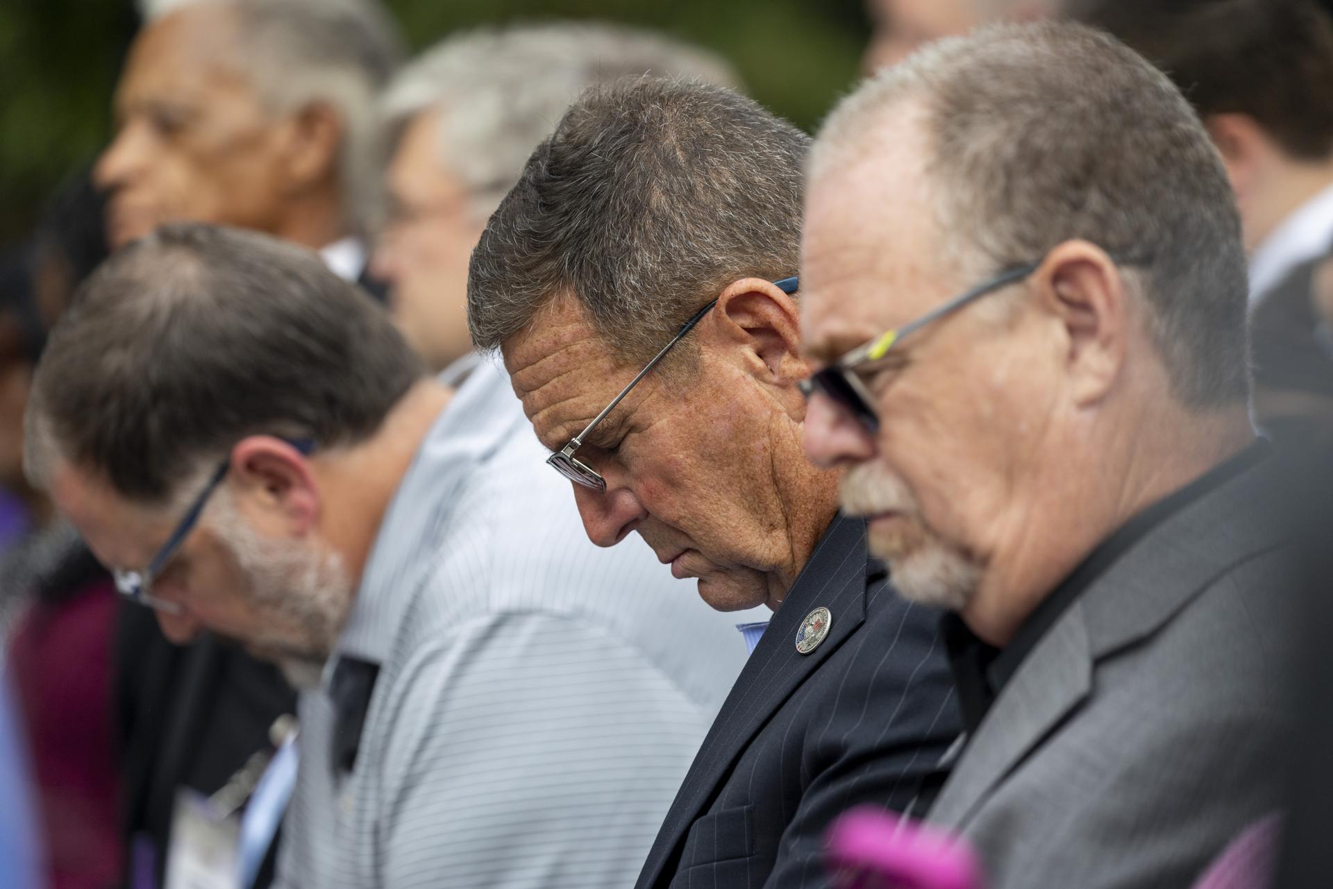 Familiares de víctimas del 11-S asisten a una ceremonia para conmemorar el 24.º aniversario del atentado terrorista del 11 de septiembre de 2001 en el Pentágono, en Arlington, Virginia, Estados Unidos. EFE/EPA/SHAWN THEW
