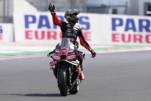 Marco Bezzecchi celebra su 'pole' en el circuito Marco Simoncelli en Misano Adriático. (Italia) EFE/EPA/DANILO DI GIOVANNI