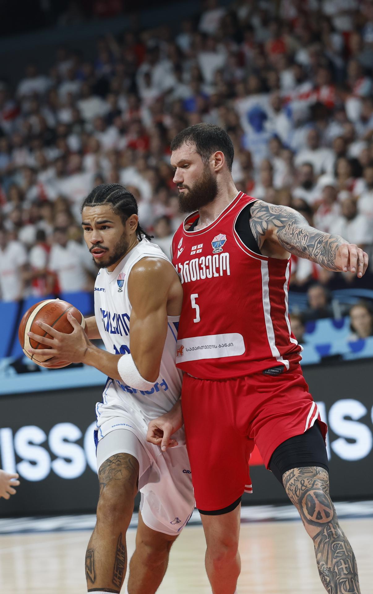 Olivier Nkamhoua (i), de Finlandia, y Alexander Mamukelashvili (d), de Georgia. EFE/EPA/TOMS KALNINS
