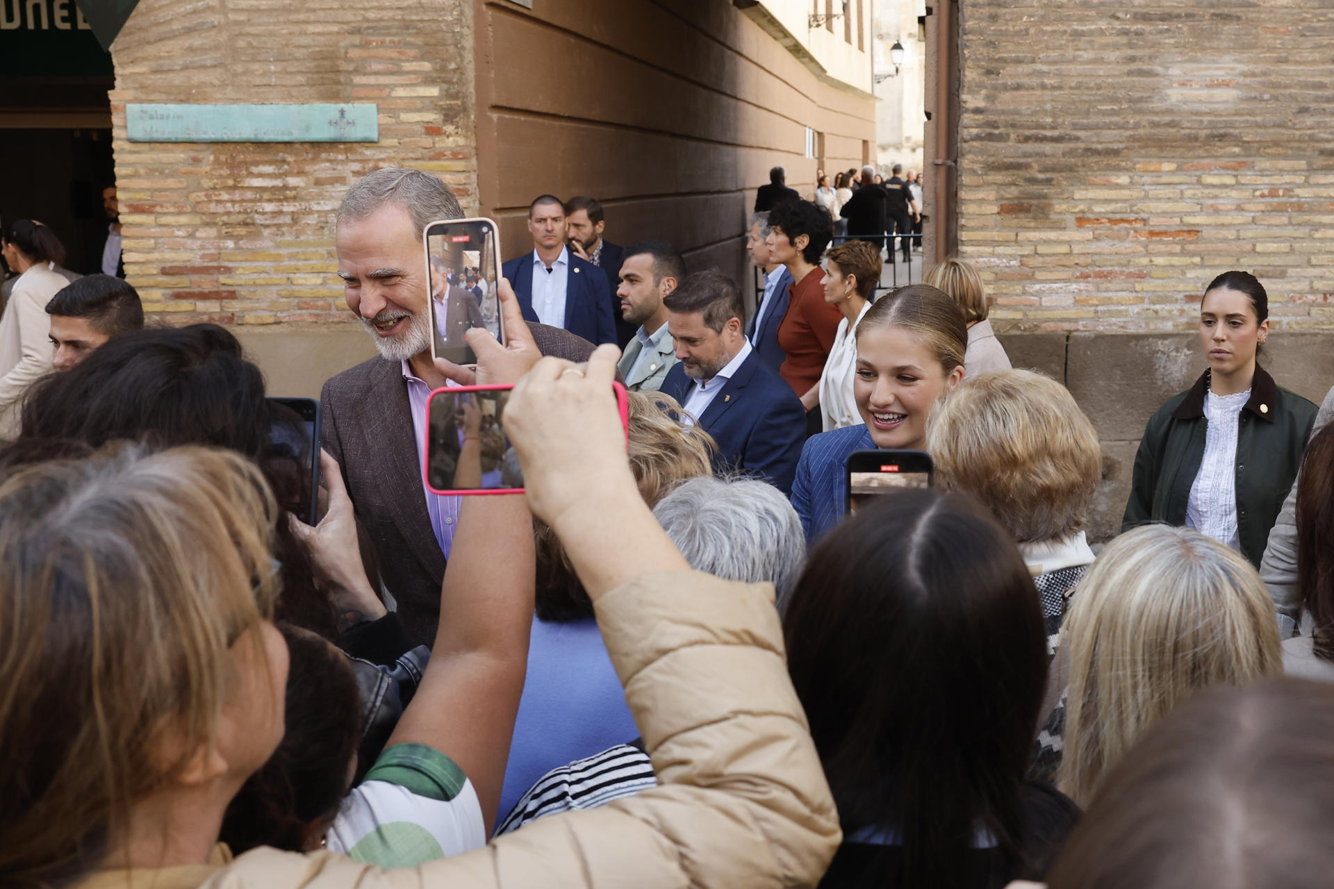 El rey Felipe VI (i), y la princesa Leonor (d) a su llegada al palacio del Marqués de San Adrián, sede de la UNED, en Tudela, Navarra, la segunda jornada de su estancia en Navarra, este sábado, en el primer viaje oficial de la heredera de la Corona a la Comunidad Foral. EFE/ Villar Lopez
