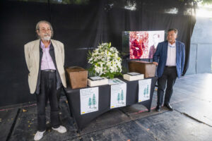 Acto de entrega a sus familiares de los restos humanos de Francisco Ruíz Guiraum y Fermín Roldán García, exhumados en el Barranco de Víznar, en Granada. En la imagen, Francisco Javier San Miguel (i), nieto de Francisco Ruiz, y Fermín Roldán (d), nieto de Fermín Roldán, junto a los restos de sus familiares. EFE/Miguel Ángel Molina