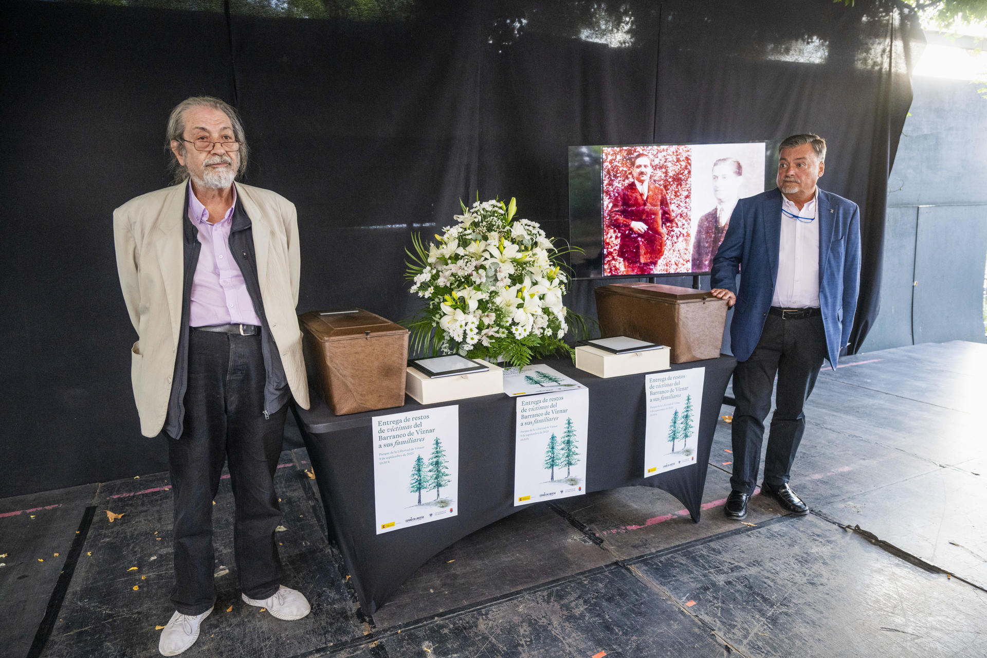 Acto de entrega a sus familiares de los restos humanos de Francisco Ruíz Guiraum y Fermín Roldán García, exhumados en el Barranco de Víznar, en Granada. En la imagen, Francisco Javier San Miguel (i), nieto de Francisco Ruiz, y Fermín Roldán (d), nieto de Fermín Roldán, junto a los restos de sus familiares. EFE/Miguel Ángel Molina