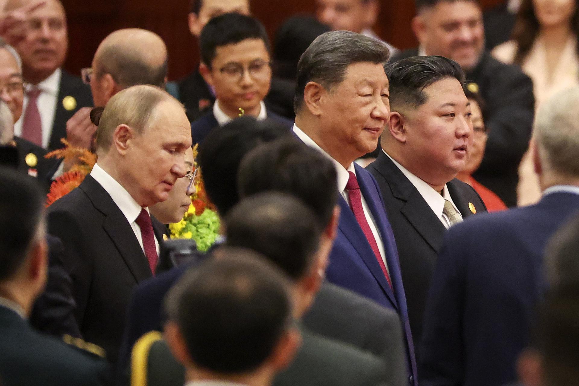 El presidente chino, Xi Jinping (arriba C), el presidente ruso, Vladimir Putin (arriba I), y el líder norcoreano, Kim Jong-un (arriba D). EFE/EPA/JESSICA LEE