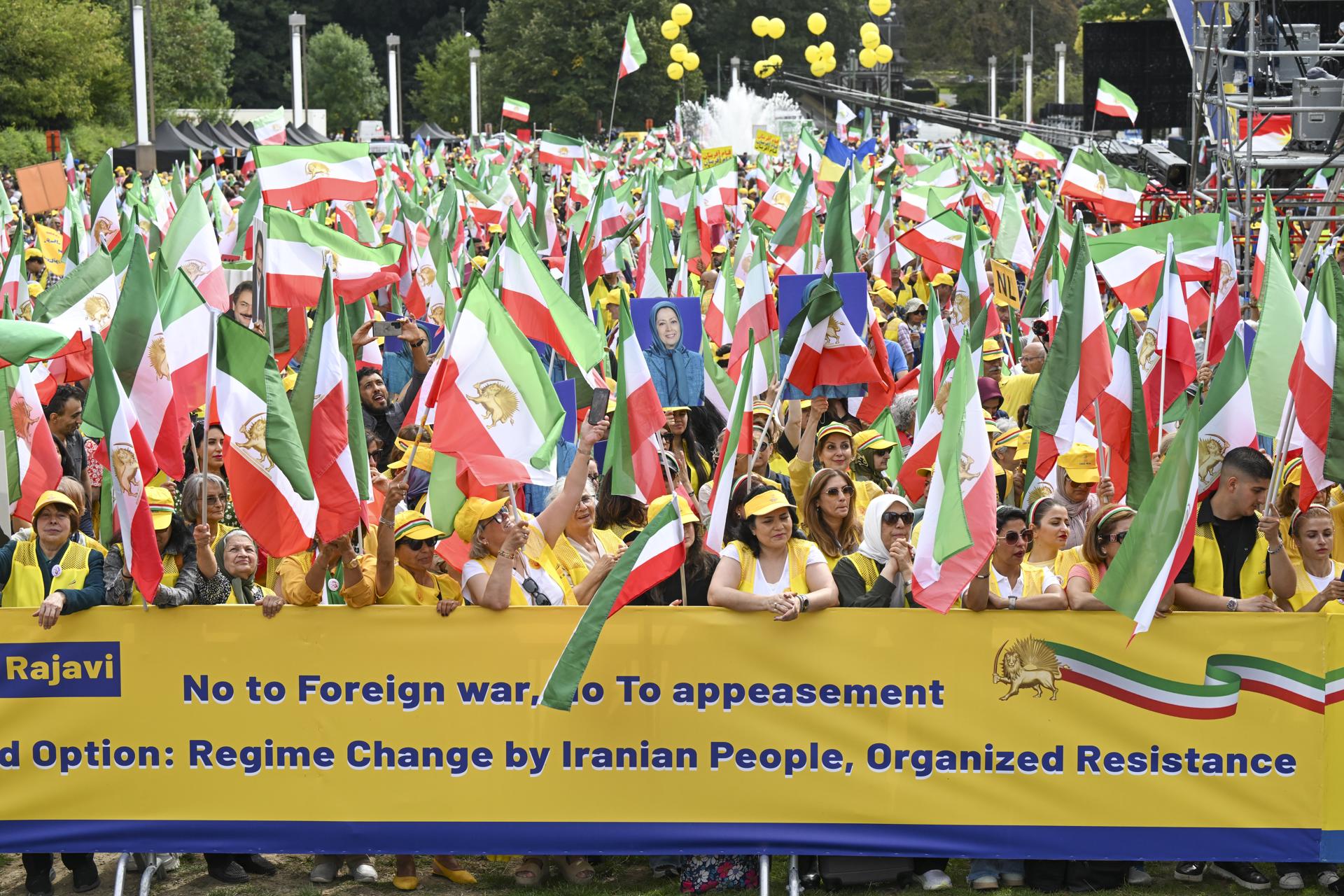 Miles de iraníes asisten a una manifestación contra el gobierno iraní, en Bruselas, Bélgica, 06 de septiembre de 2025. EFE/EPA/FREDERIC SIERAKOWSKI